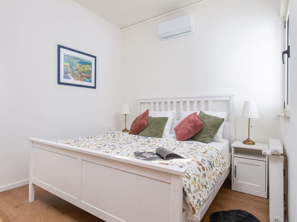 House | 4 bedrooms, laptop workspace, iron/ironing board, individually furnished