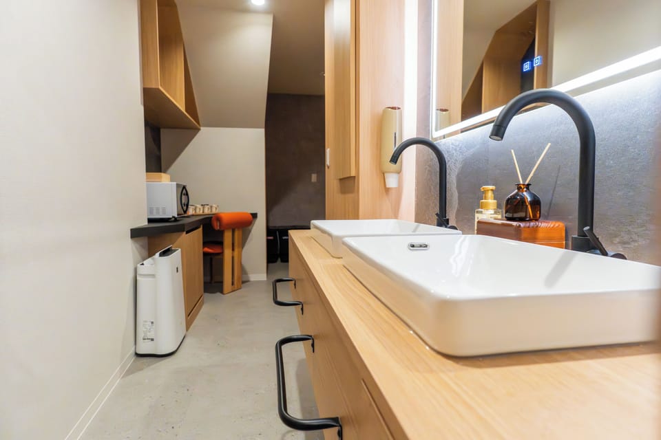 Comfort Suite, 2 Bedrooms, Non Smoking, Private Bathroom | Desk, free WiFi, bed sheets