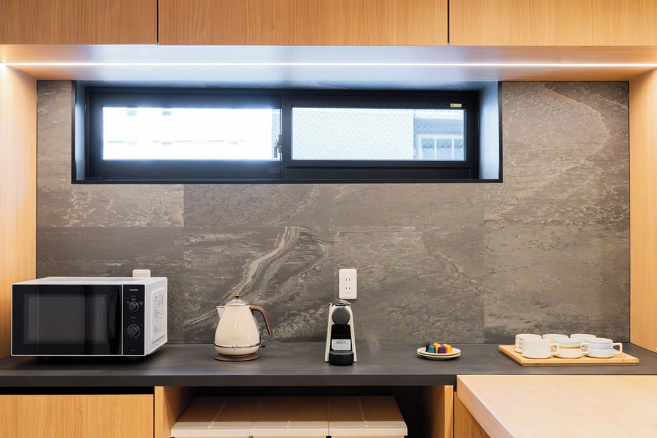 Superior Suite, 2 Bedrooms, Non Smoking, Private Bathroom | In-room dining