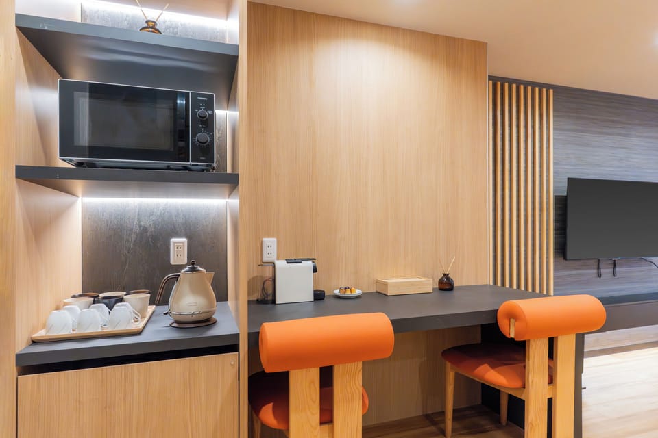 Family Suite, 2 Bedrooms, Non Smoking, Private Bathroom | In-room dining