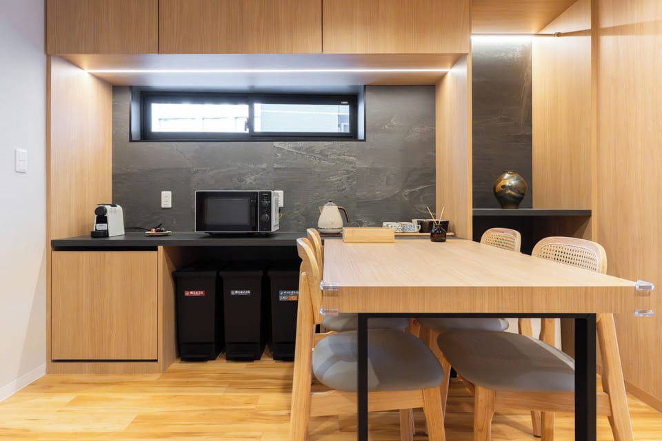 Superior Suite, 2 Bedrooms, Non Smoking, Private Bathroom | In-room dining