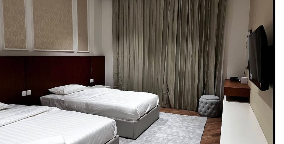 Deluxe Twin Room | In-room safe, iron/ironing board, WiFi (free)