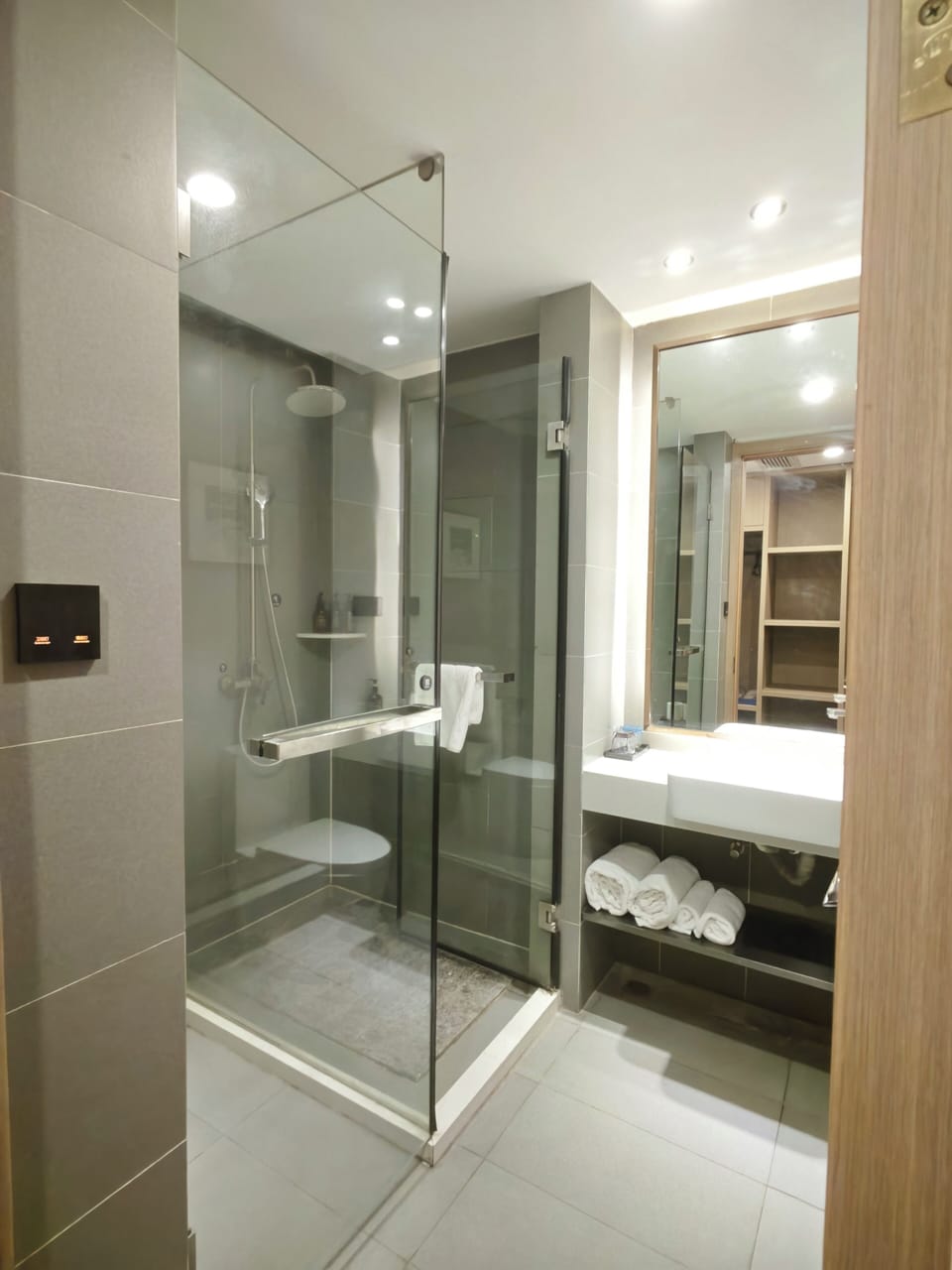 Superior Twin Room | Bathroom | Separate tub and shower, hair dryer, slippers, towels