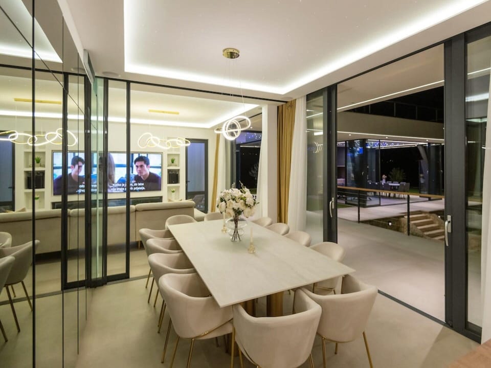Villa | Dining
