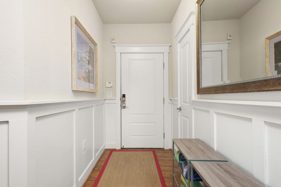Welcome to Sapphire Beach! 
The front entry hall
