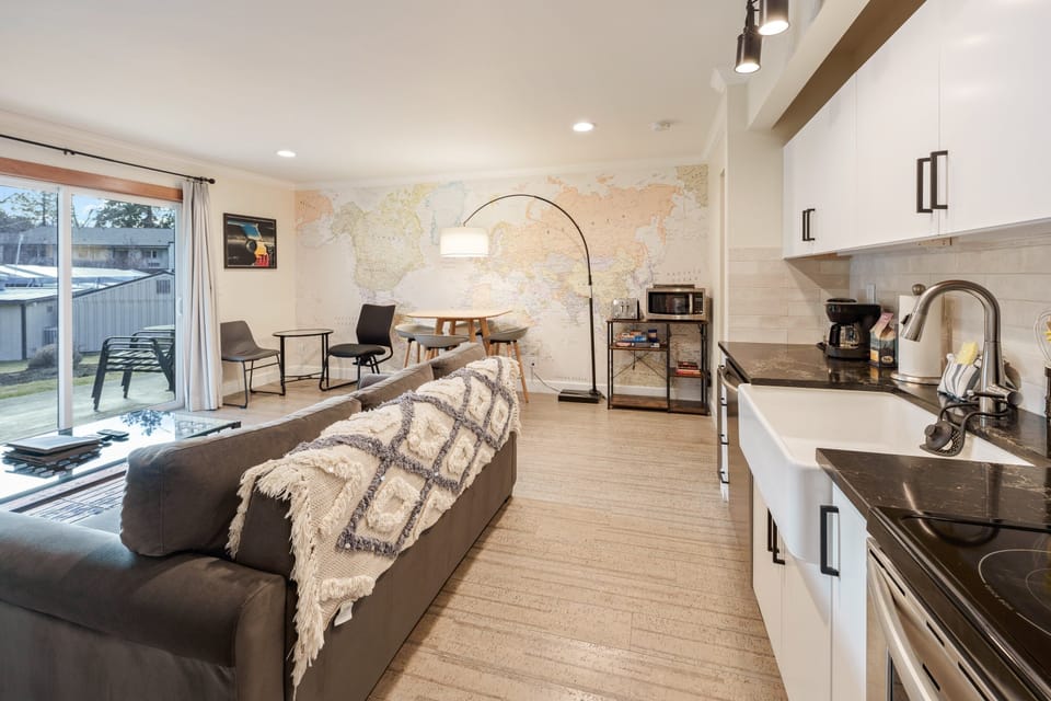 Condo, 1 Bedroom | Private kitchen | Fridge, oven, coffee/tea maker, toaster