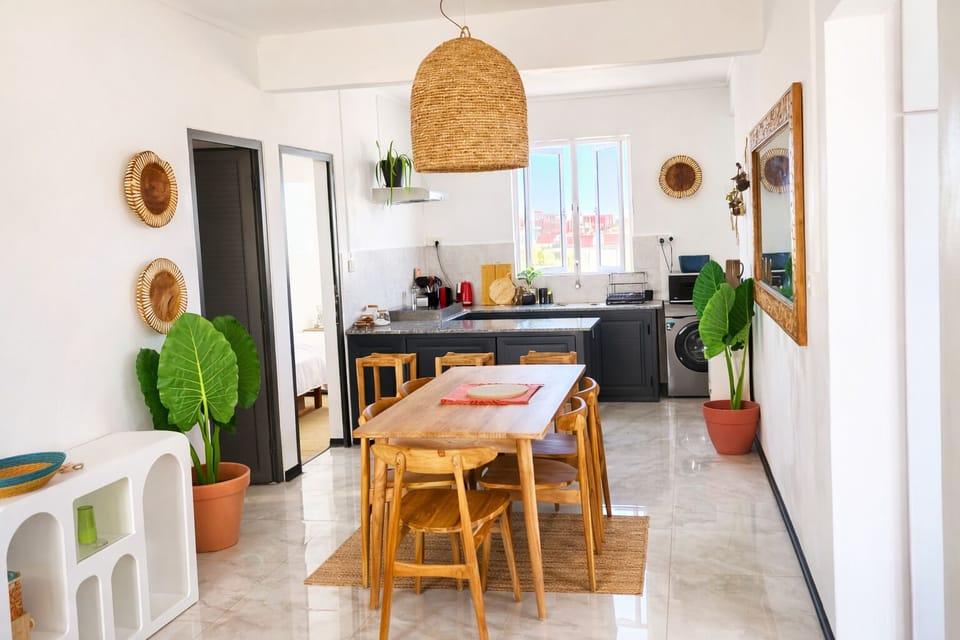 Fully equipped kitchen and dining area