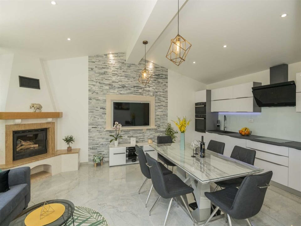 House | Private kitchen | Highchair