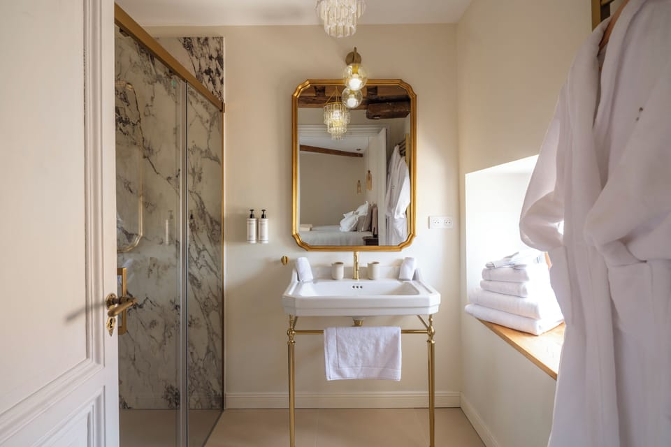 Double Room, 1 King Bed, Roll-in Shower, Garden View | Bathroom | Free toiletries, hair dryer, bathrobes, slippers