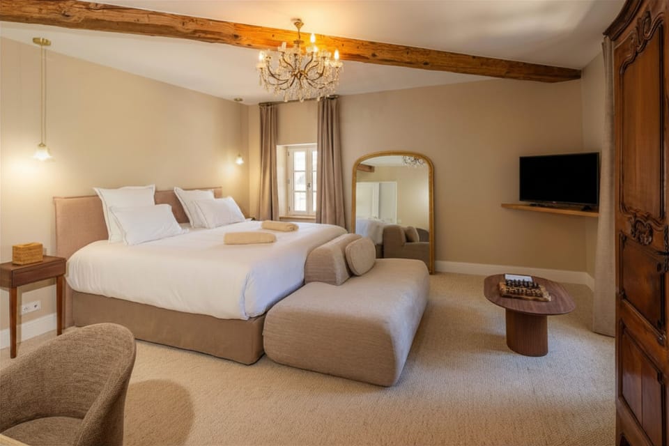 Double Room, 1 King Bed, Roll-in Shower, Garden View | In-room safe, desk, blackout drapes, soundproofing