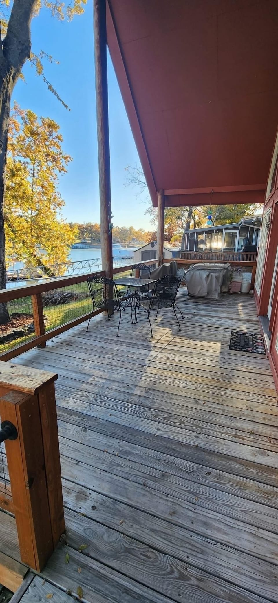 Large porch with dinning & propane grill 