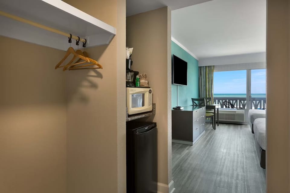 Unpack with ease—snacks and drinks ready anytime.