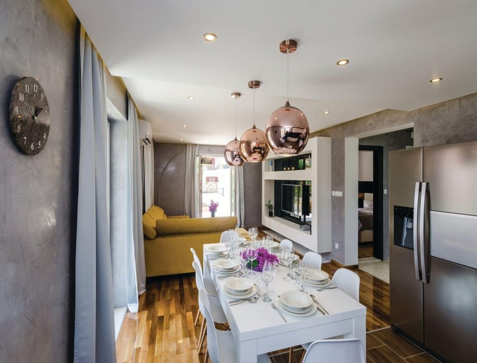 Villa | Dining