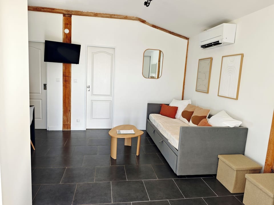 Comfort House | Living area | Flat-screen TV, toys