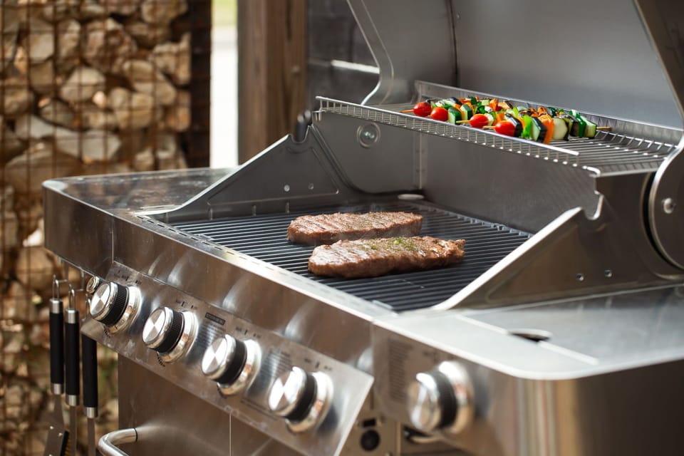 Fire up the stainless steel grill and enjoy outdoor cooking during your stay — ideal for backyard BBQs, family meals, and relaxing evenings under the Texas sky.