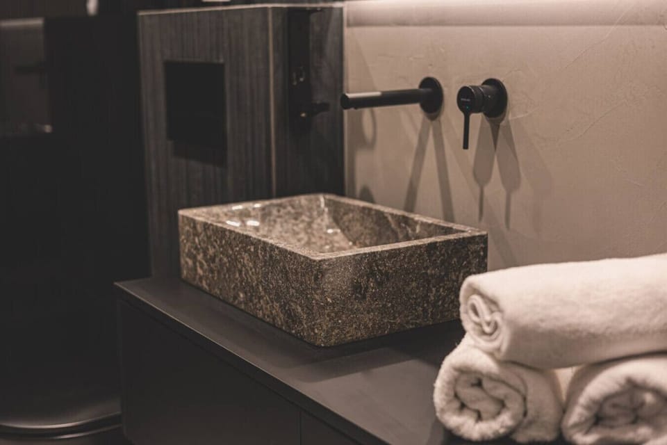 Stylish sink and soft towels – bathroom that impresses with details.