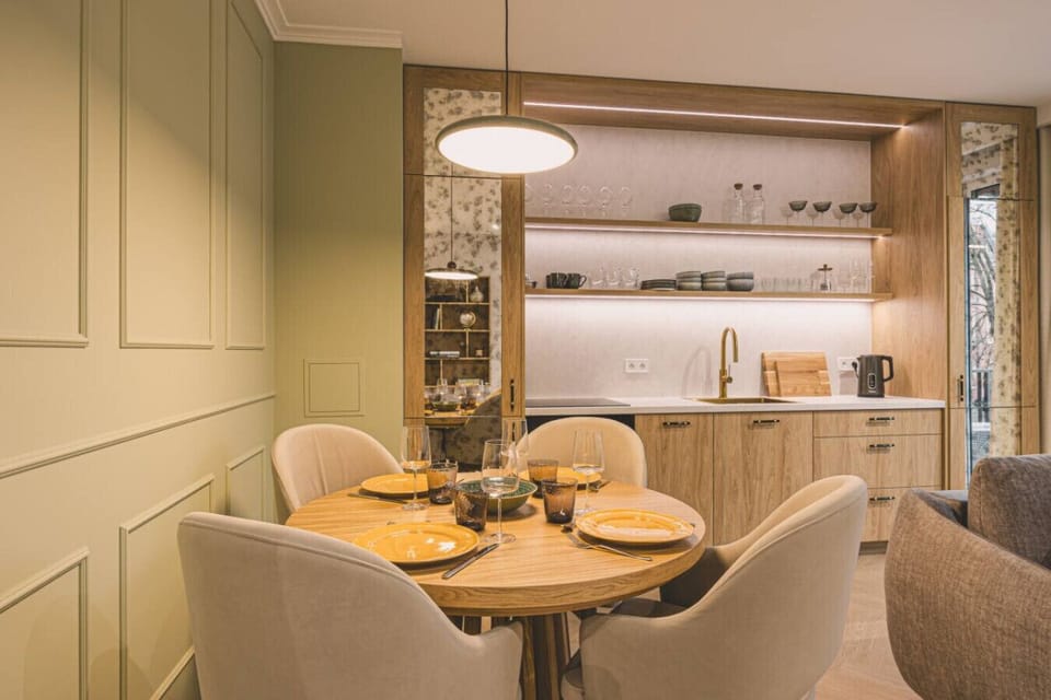 Stylish dining area with round table and designer lighting – premium atmosphere.