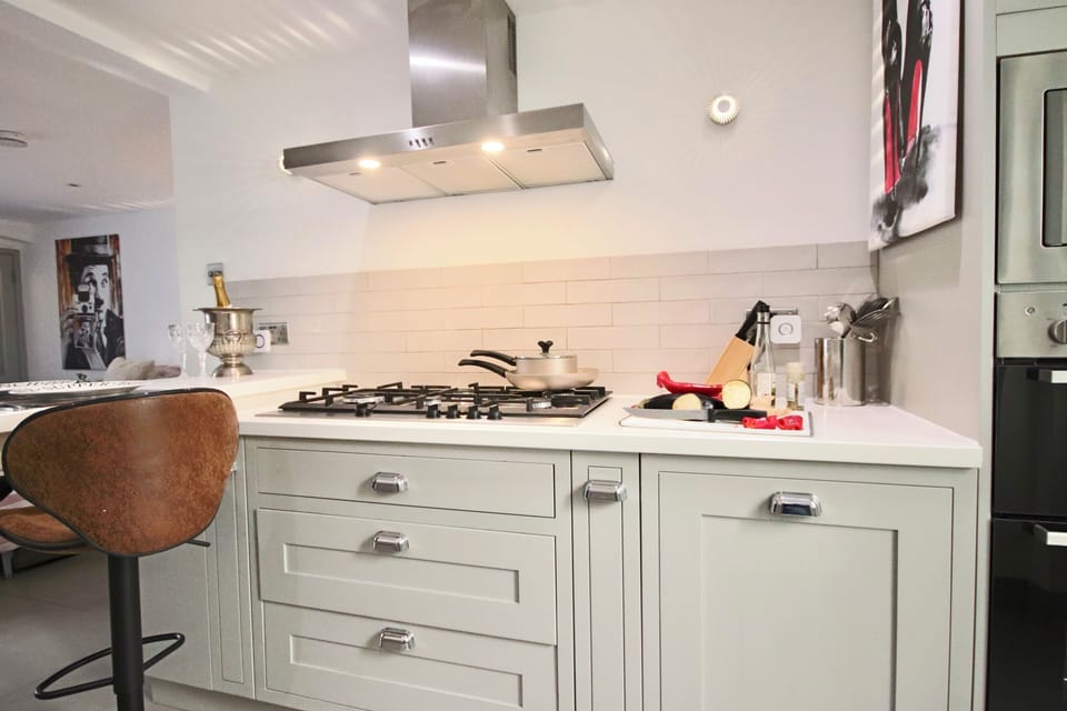 Kitchen 2! Washer Dryer, Oven, Gas Hob, Microwave, Dishwasher, Fridge/Freezer