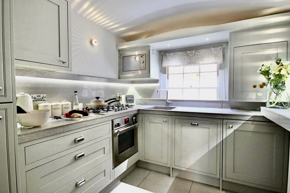 Integrated: Washer Dryer, Oven, Gas Hob, Microwave, Dishwasher, Fridge/Freezer