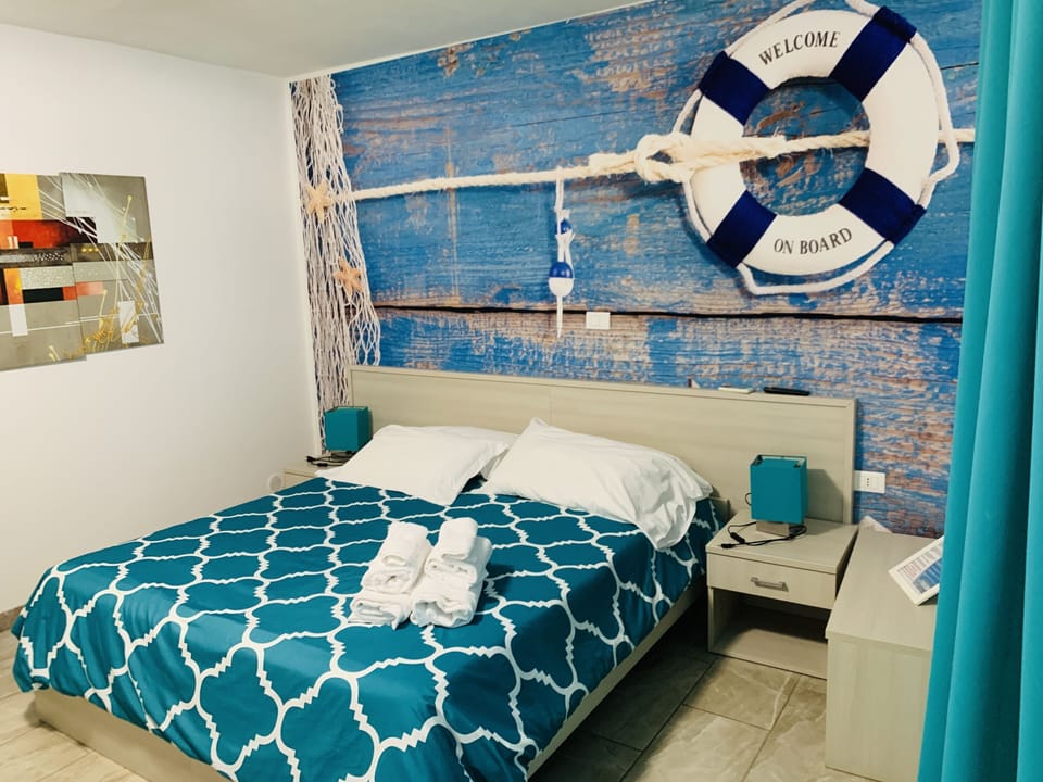 Minibar, desk, soundproofing, WiFi (free)