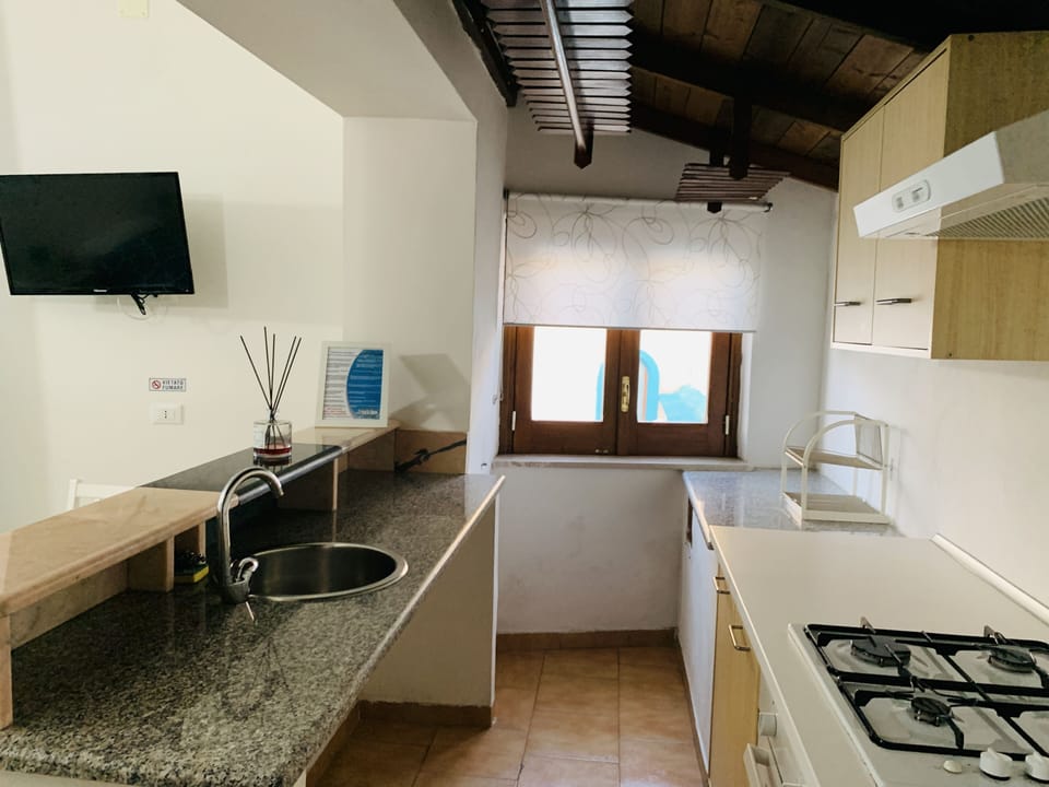 Quadruple Room, Kitchen | Private kitchen | Cookware/dishes/utensils