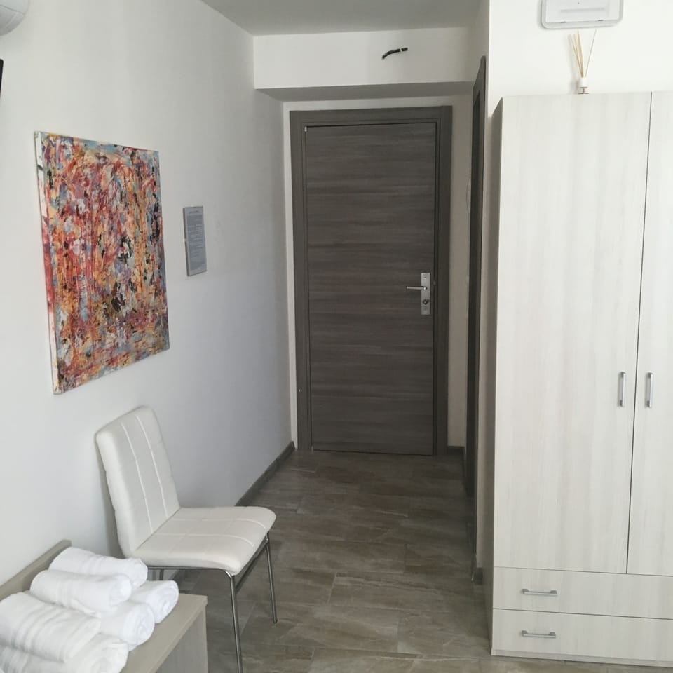 Townhome, 1 Bedroom, Kitchen, Ground Floor | Minibar, desk, soundproofing, WiFi (free)