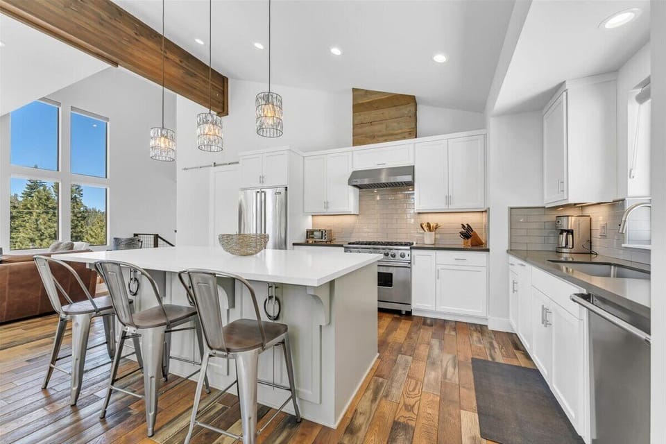 Fully equipped kitchen with Viking appliances designed for group meals