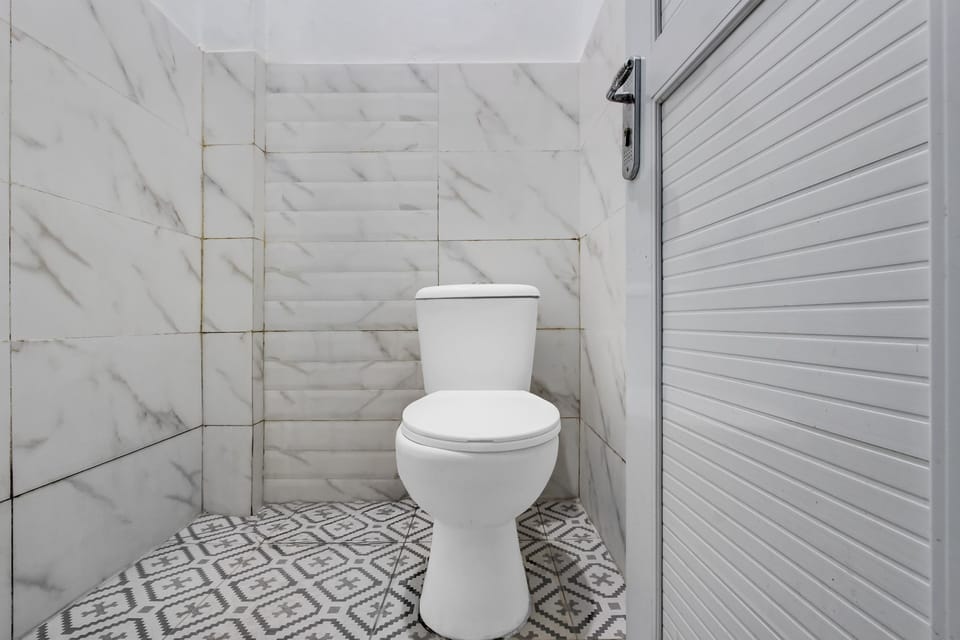Deluxe Double Room | Bathroom | Shower, towels, soap, shampoo