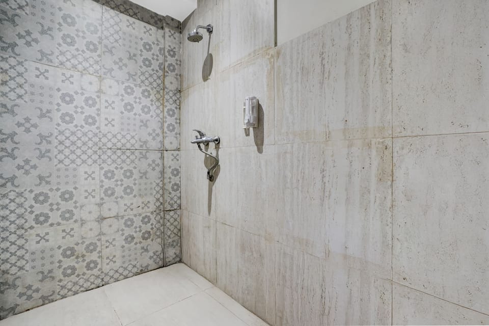 Deluxe Suite | Bathroom | Shower, bidet, towels, soap