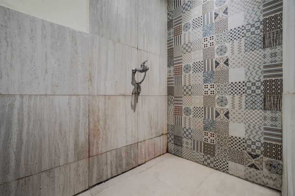 Deluxe Double Room | Bathroom | Shower, bidet, towels, soap