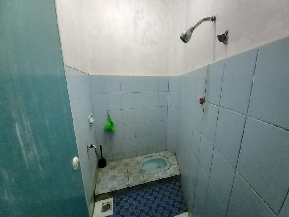 Standard Double Room | Bathroom | Shower, towels