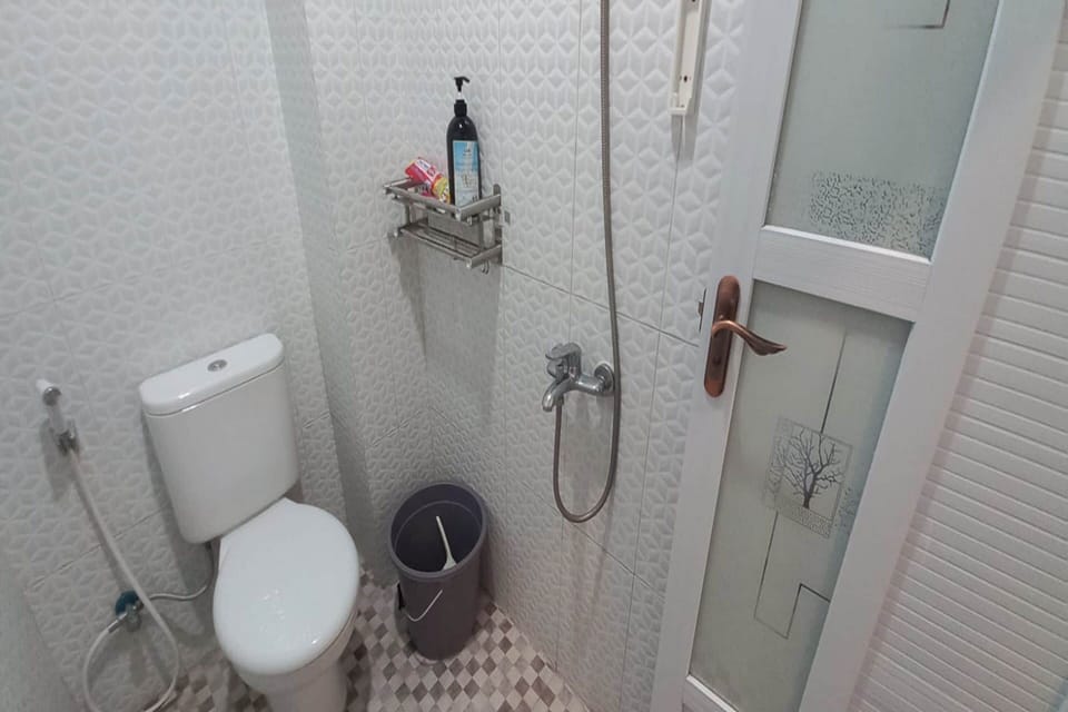 Standard Double Room | Bathroom | Shower, towels