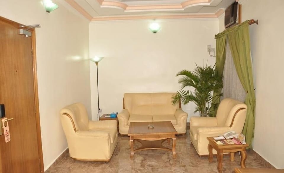 Family Room, Balcony, City View | Living area