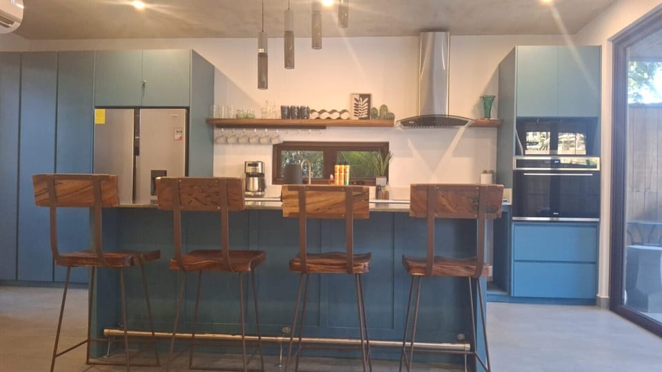 Kitchen Island with 4 bar chairs
