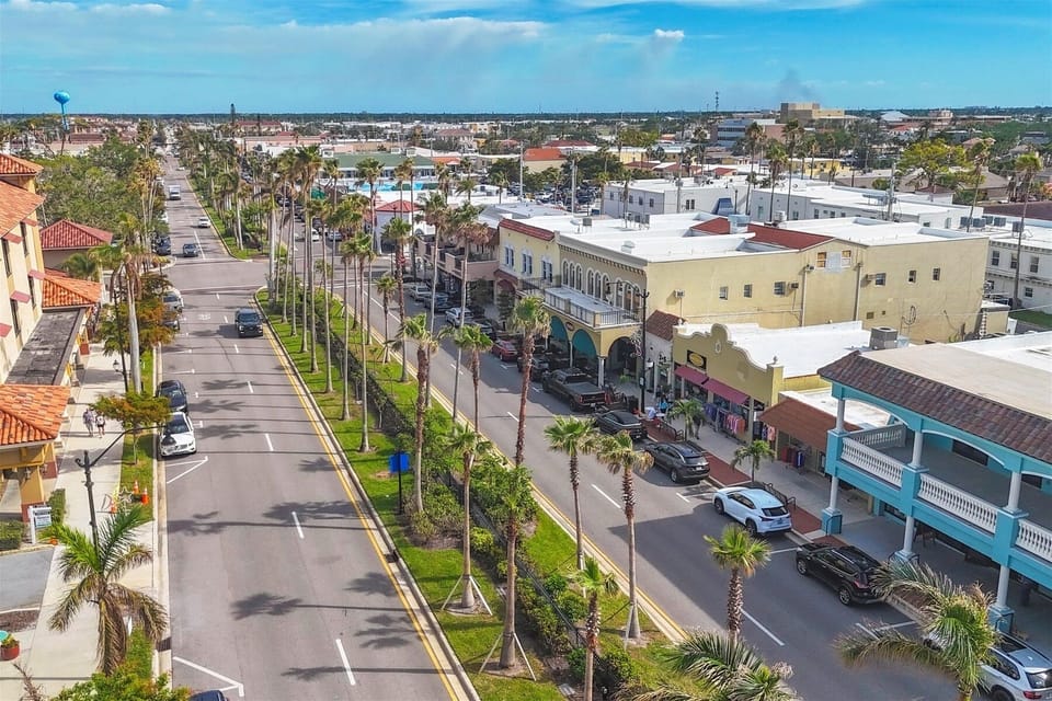 15 minute walk to Historic Downtown Venice