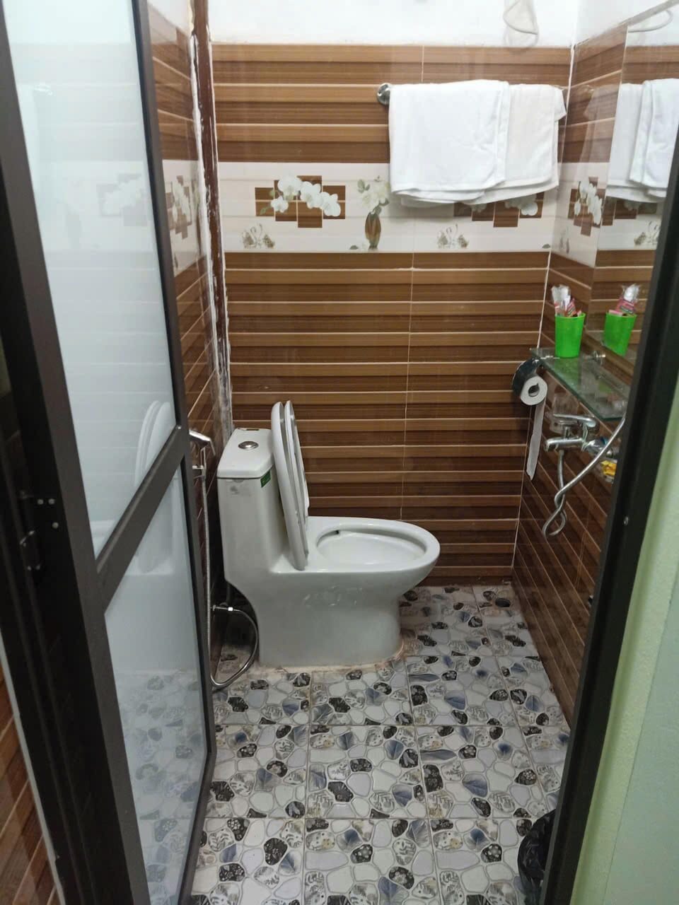 Shower, free toiletries, slippers, bidet