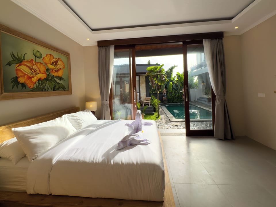 Superior Room, 1 King Bed, Pool View | Desk, laptop workspace, free WiFi