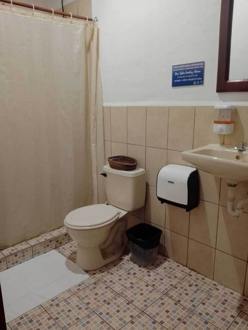Deluxe Triple Room | Bathroom | Shower, towels, soap, shampoo