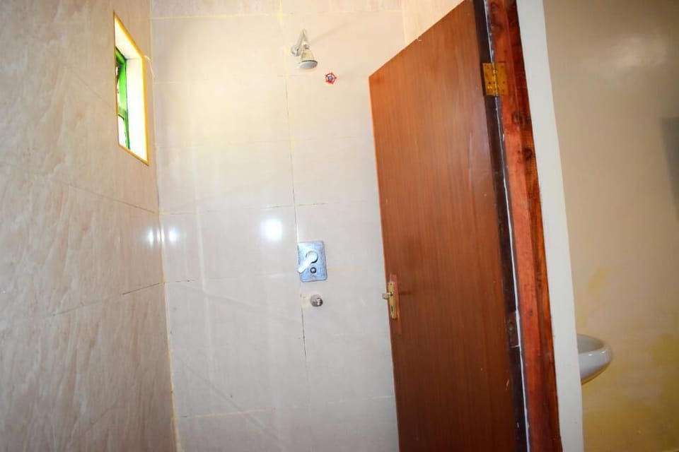 Deluxe Double Room | Bathroom | Shower, slippers, towels, soap