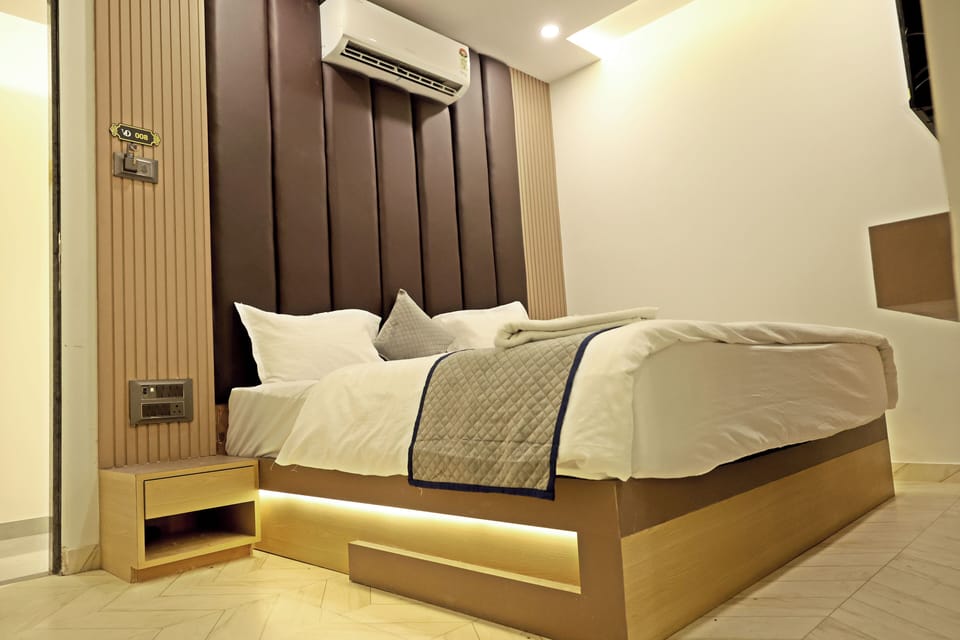 Deluxe Room | Desk