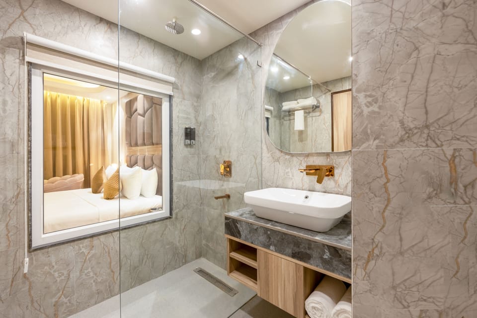 Deluxe Room | Bathroom | Towels, soap, shampoo, toilet paper