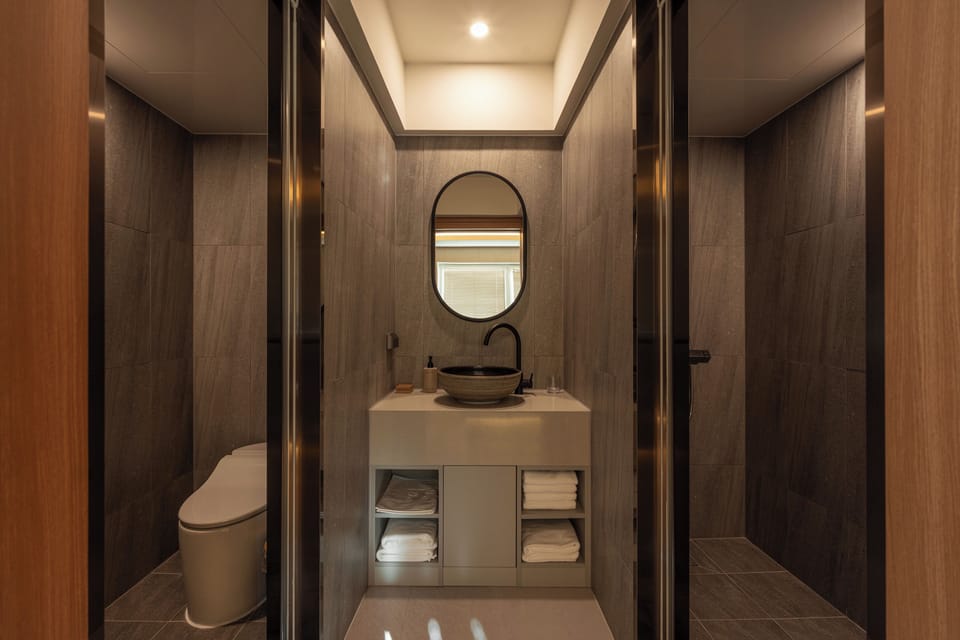 Signature Suite | Bathroom | Shower, hair dryer, bidet, towels