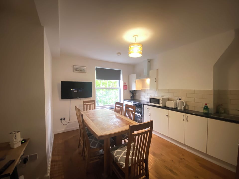 Apartment, 4 Bedrooms | Dining room