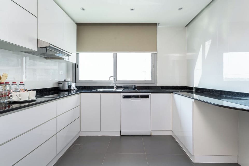 Luxury Apartment, City View | Private kitchen