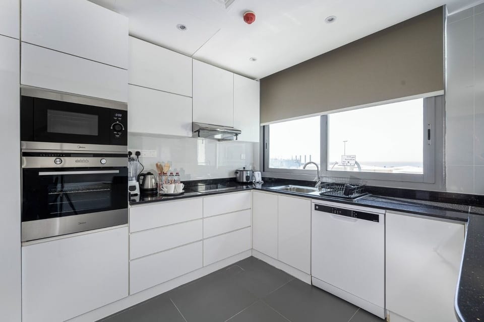 Luxury Apartment, City View | Private kitchen