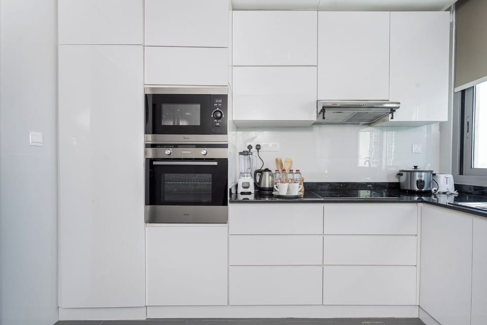 Luxury Apartment, City View | Private kitchen