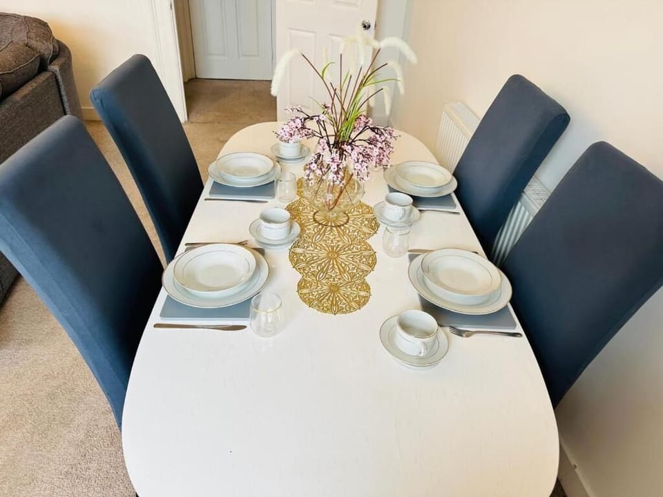 Apartment, 2 Bedrooms | Dining room