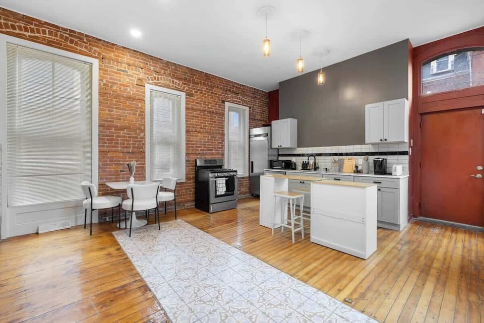 A chef’s dream! This cozy yet elegant full kitchen comes complete with an oven and all the amenities needed for delicious home-cooked meals.
