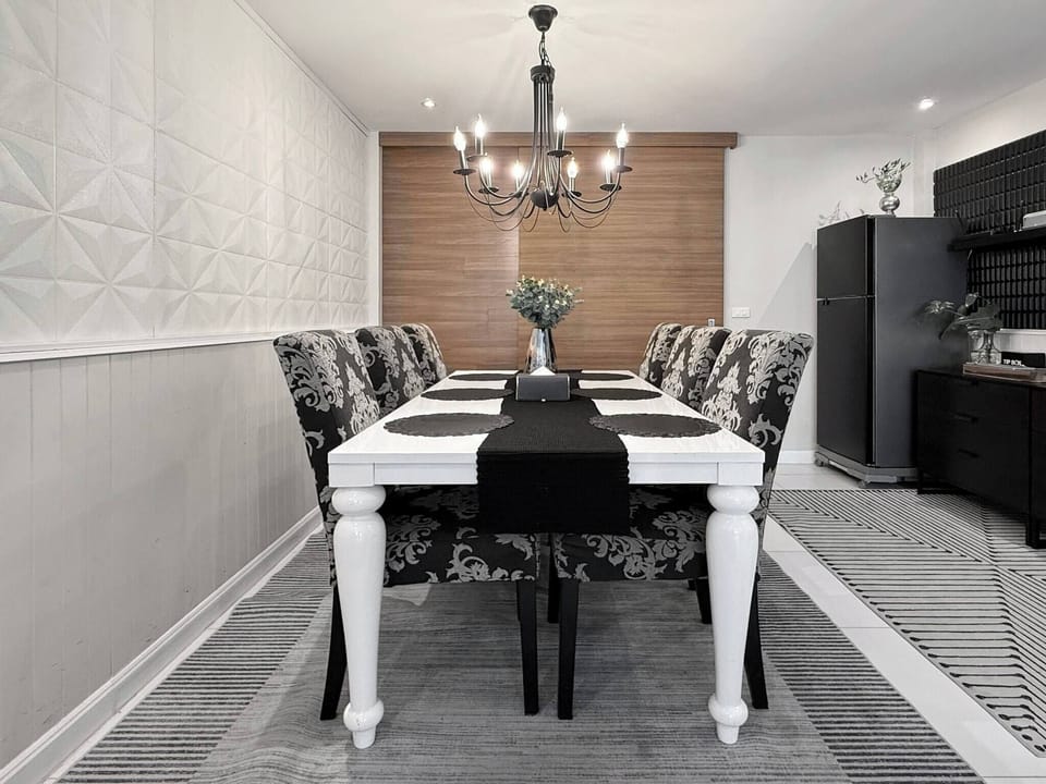 House, 3 Bedrooms, Smoking, Balcony | Dining room