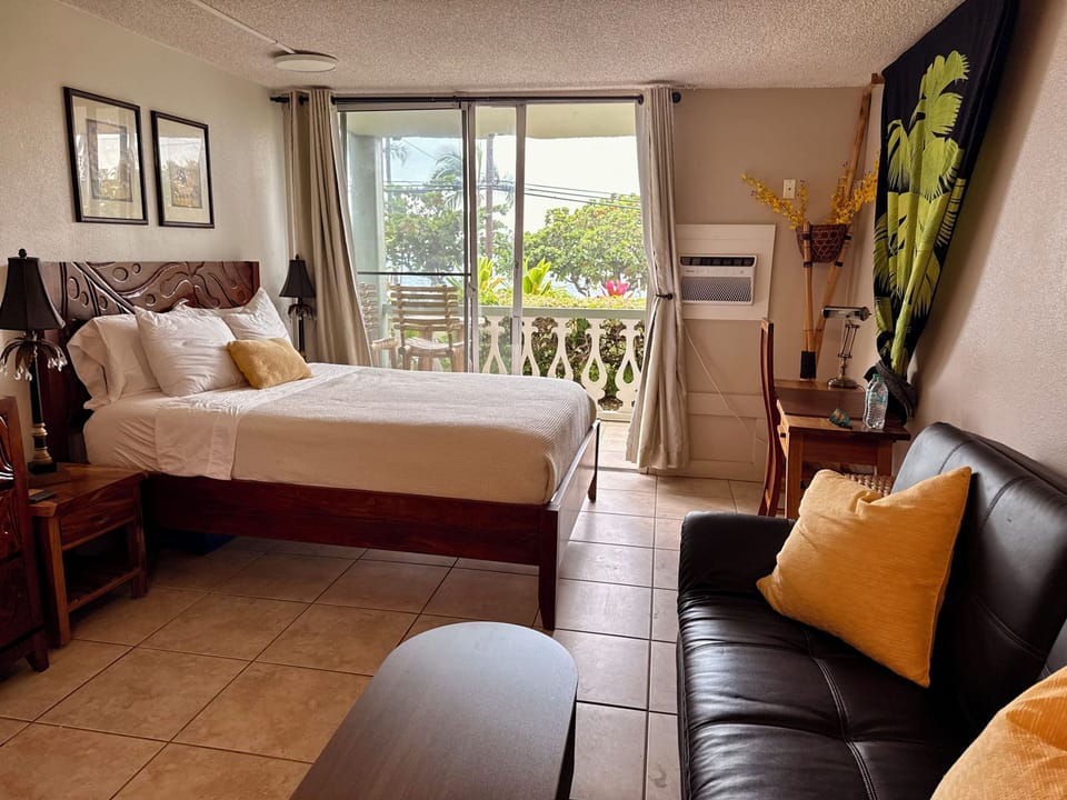  Comfortable queen bed, tropical décor, private lanai, and relax. 🌺🌊